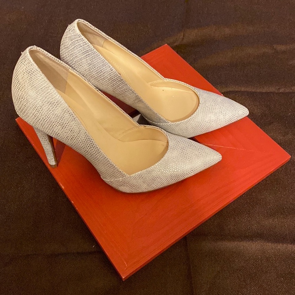 GUESS Classic Leather Pointed Toe Pumps - Picture 3 of 3